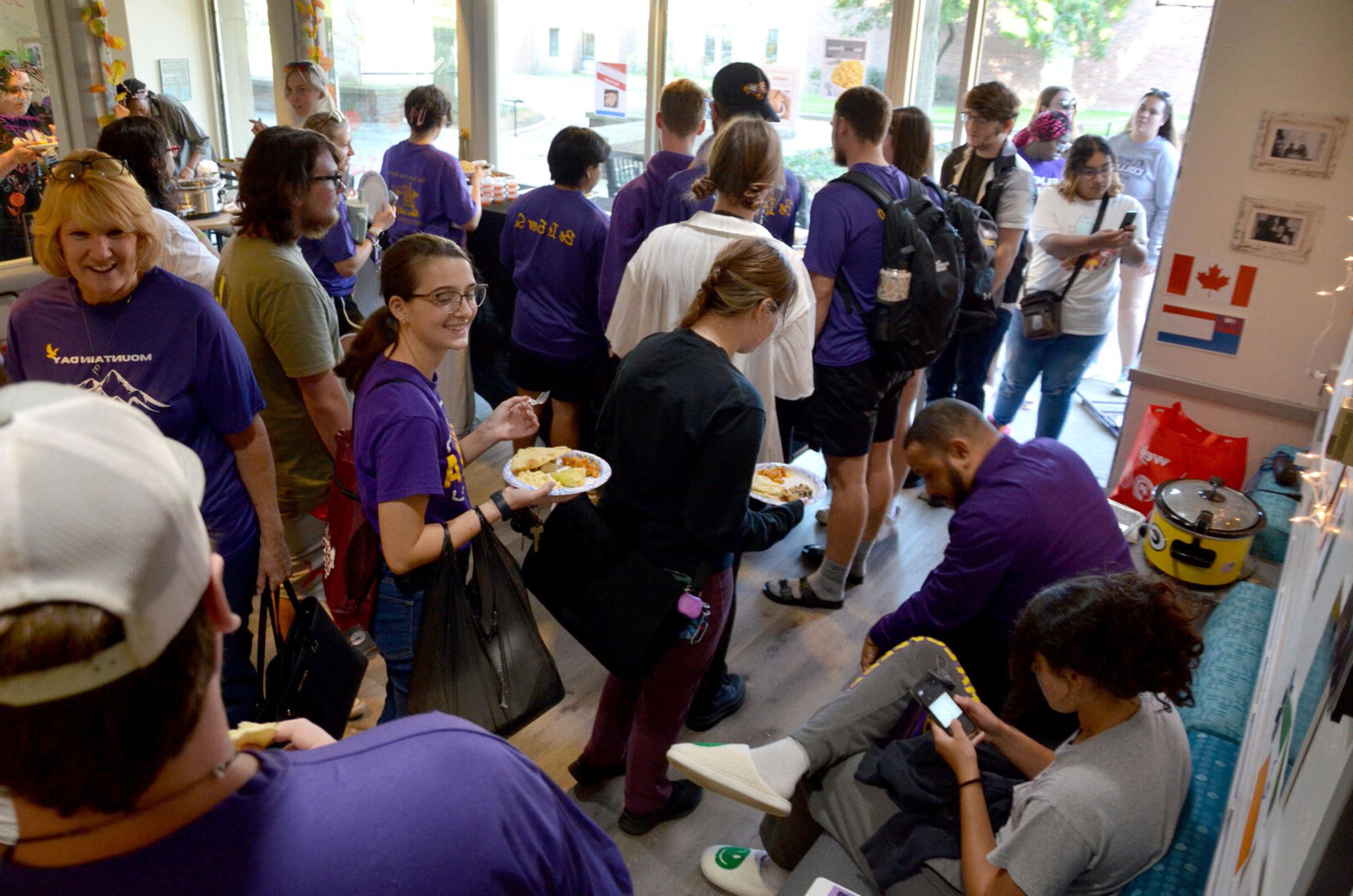 Students crowd the IDEA center for the Taste of 首页 event